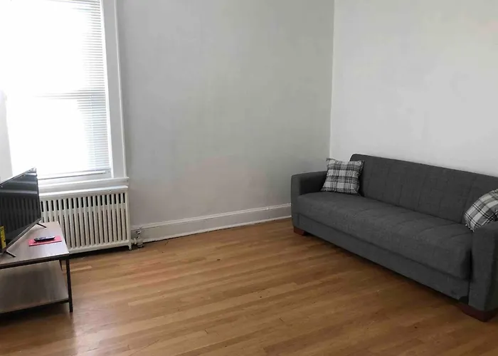 Spacious 2 Bedroom Apartment With 1 Bathroom And Private Street Entrance