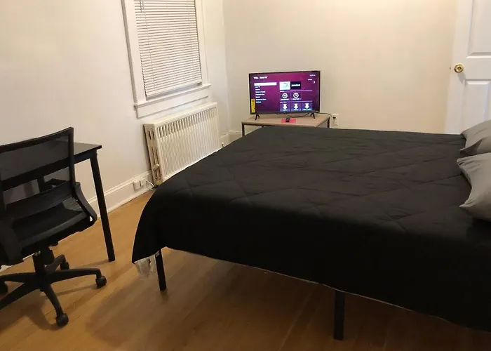 Spacious 2 Bedroom Apartment With 1 Bathroom And Private Street Entrance