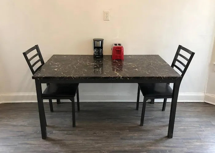 Spacious 2 Bedroom Apartment With 1 Bathroom And Private Street Entrance
