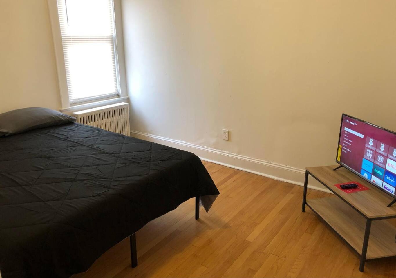 Spacious 2 Bedroom With 1 Bathroom And Private Street Entrance Appartement