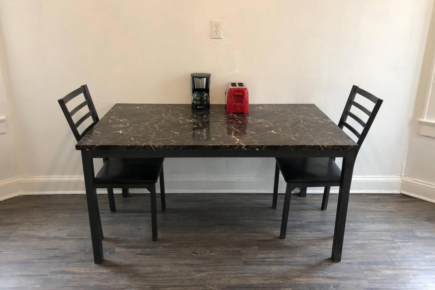 Appartement Spacious 2 Bedroom With 1 Bathroom And Private Street Entrance *